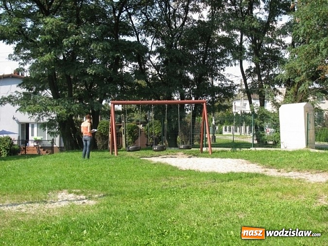 Zdjęcie w galerii na portalu naszwodzislaw.com: Mieszkańcy w Rydułtowach sami odnowili plac zabaw dla dzieci wiadomości z regionu