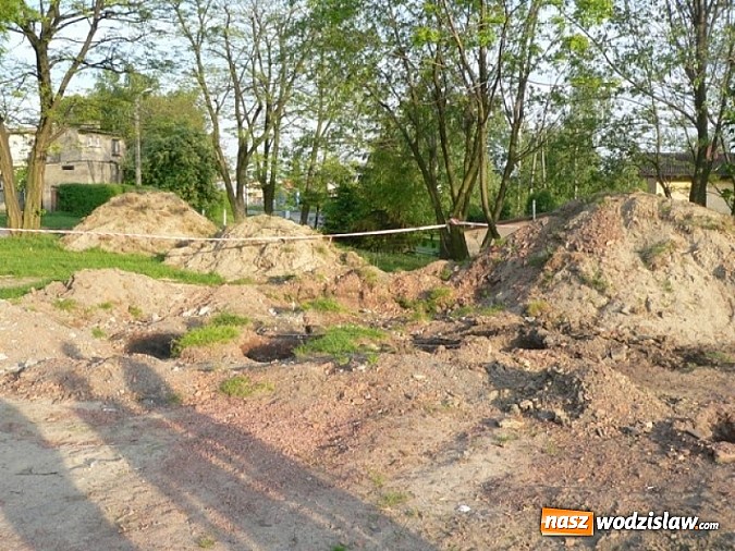 Zdjęcie w galerii na portalu naszwodzislaw.com: Mieszkańcy w Rydułtowach sami odnowili plac zabaw dla dzieci wiadomości z regionu