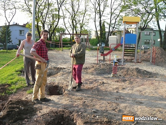 Zdjęcie w galerii na portalu naszwodzislaw.com: Mieszkańcy w Rydułtowach sami odnowili plac zabaw dla dzieci wiadomości z regionu