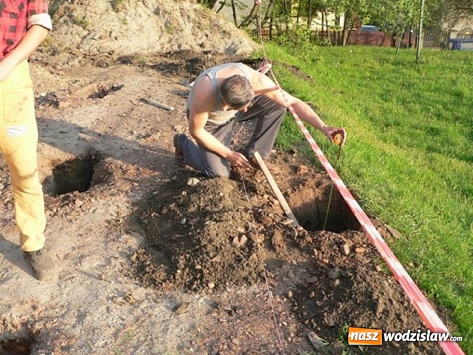 Zdjęcie w galerii na portalu naszwodzislaw.com: Mieszkańcy w Rydułtowach sami odnowili plac zabaw dla dzieci wiadomości z regionu