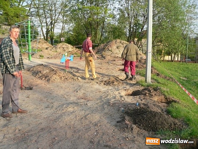 Zdjęcie w galerii na portalu naszwodzislaw.com: Mieszkańcy w Rydułtowach sami odnowili plac zabaw dla dzieci wiadomości z regionu