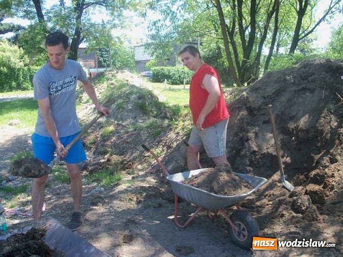 Zdjęcie w galerii na portalu naszwodzislaw.com: Mieszkańcy w Rydułtowach sami odnowili plac zabaw dla dzieci wiadomości z regionu