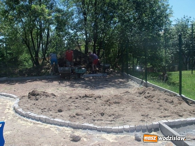 Zdjęcie w galerii na portalu naszwodzislaw.com: Mieszkańcy w Rydułtowach sami odnowili plac zabaw dla dzieci wiadomości z regionu
