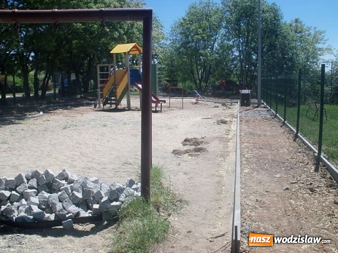 Zdjęcie w galerii na portalu naszwodzislaw.com: Mieszkańcy w Rydułtowach sami odnowili plac zabaw dla dzieci wiadomości z regionu