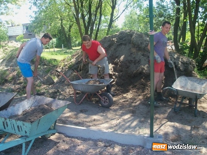 Zdjęcie w galerii na portalu naszwodzislaw.com: Mieszkańcy w Rydułtowach sami odnowili plac zabaw dla dzieci wiadomości z regionu