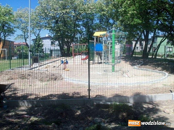 Zdjęcie w galerii na portalu naszwodzislaw.com: Mieszkańcy w Rydułtowach sami odnowili plac zabaw dla dzieci wiadomości z regionu
