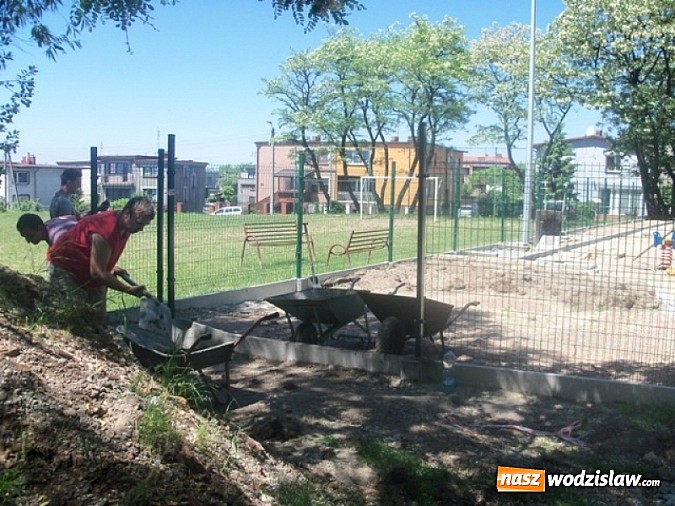Zdjęcie w galerii na portalu naszwodzislaw.com: Mieszkańcy w Rydułtowach sami odnowili plac zabaw dla dzieci wiadomości z regionu