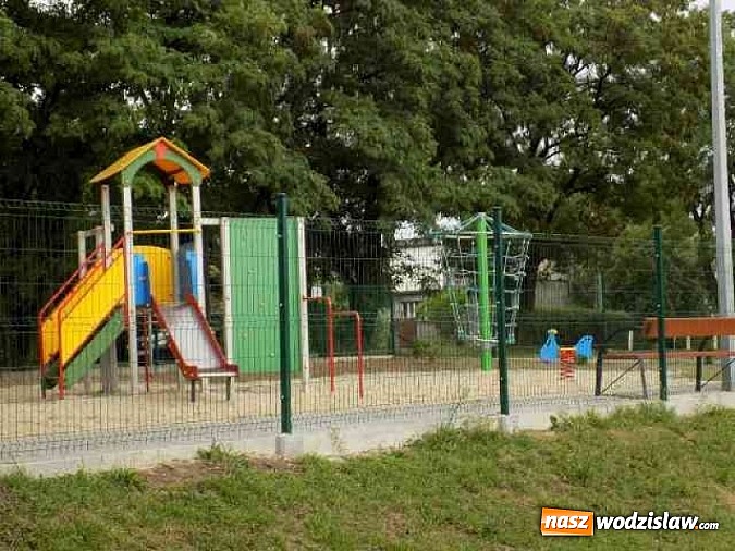 Zdjęcie w galerii na portalu naszwodzislaw.com: Mieszkańcy w Rydułtowach sami odnowili plac zabaw dla dzieci wiadomości z regionu
