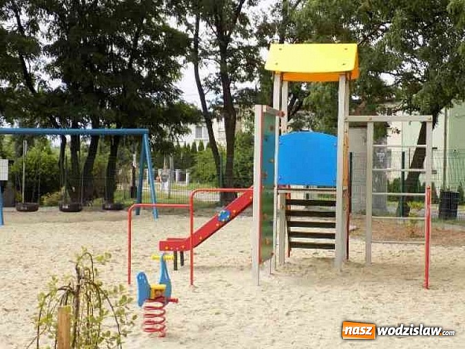 Zdjęcie w galerii na portalu naszwodzislaw.com: Mieszkańcy w Rydułtowach sami odnowili plac zabaw dla dzieci wiadomości z regionu