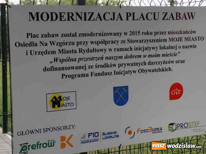 Zdjęcie w galerii na portalu naszwodzislaw.com: Mieszkańcy w Rydułtowach sami odnowili plac zabaw dla dzieci wiadomości z regionu