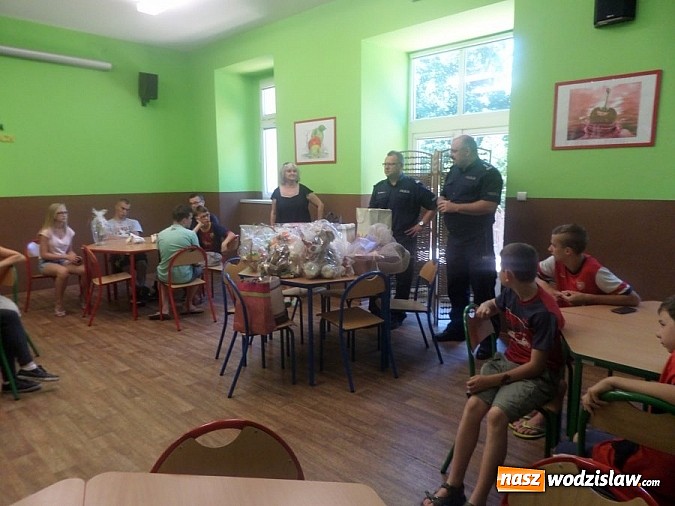 Zdjęcie w galerii na portalu naszwodzislaw.com: Komendant wodzisławskiej policji odwiedził wychowanków Domu Dziecka  wiadomości z regionu