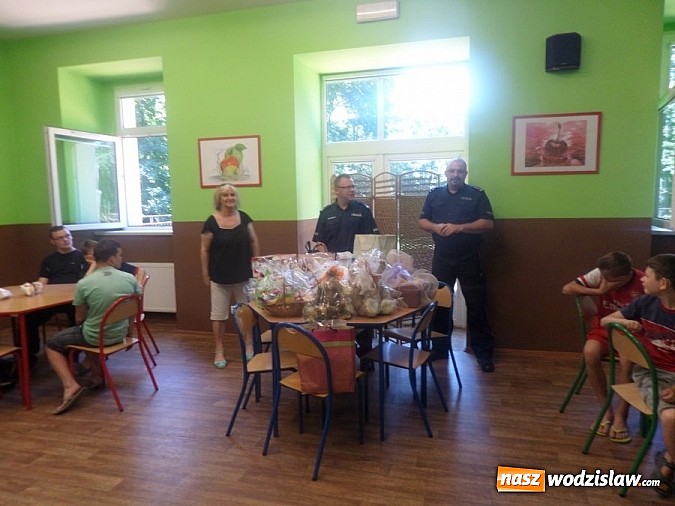 Zdjęcie w galerii na portalu naszwodzislaw.com: Komendant wodzisławskiej policji odwiedził wychowanków Domu Dziecka  wiadomości z regionu