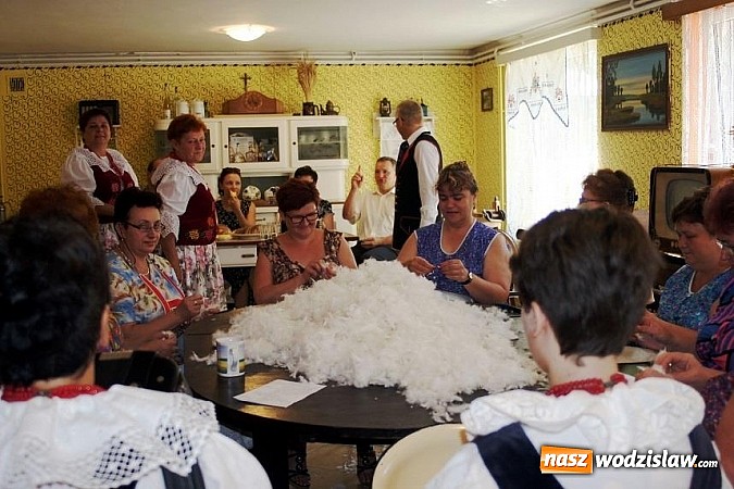 Zdjęcie w galerii na portalu naszwodzislaw.com: Piękna Wieś Województwa Śląskiego: panie z Gogołowej zaprezentowały szkubaczki wiadomości z regionu