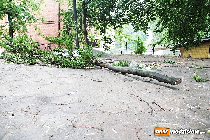 Zdjęcie w galerii na portalu naszwodzislaw.com: Nawałnica zerwała dach jednej z rydułtowskich kamienic! wiadomości z regionu