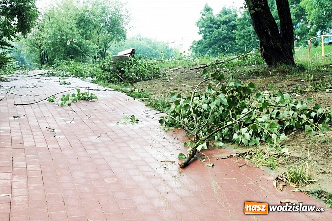 Zdjęcie w galerii na portalu naszwodzislaw.com: Nawałnica zerwała dach jednej z rydułtowskich kamienic! wiadomości z regionu