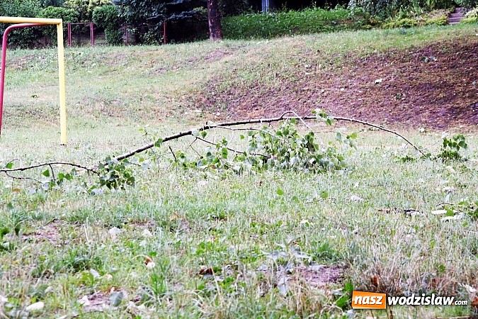 Zdjęcie w galerii na portalu naszwodzislaw.com: Nawałnica zerwała dach jednej z rydułtowskich kamienic! wiadomości z regionu