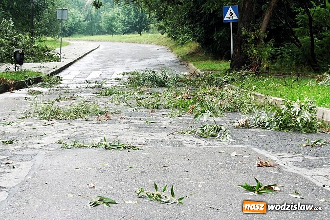 Zdjęcie w galerii na portalu naszwodzislaw.com: Nawałnica zerwała dach jednej z rydułtowskich kamienic! wiadomości z regionu