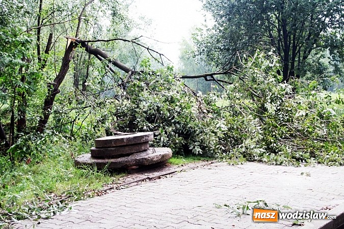 Zdjęcie w galerii na portalu naszwodzislaw.com: Nawałnica zerwała dach jednej z rydułtowskich kamienic! wiadomości z regionu