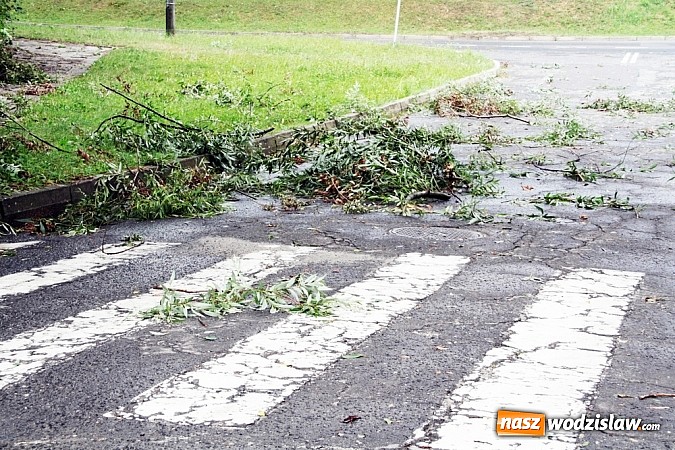 Zdjęcie w galerii na portalu naszwodzislaw.com: Nawałnica zerwała dach jednej z rydułtowskich kamienic! wiadomości z regionu