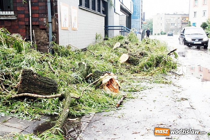 Zdjęcie w galerii na portalu naszwodzislaw.com: Nawałnica zerwała dach jednej z rydułtowskich kamienic! wiadomości z regionu