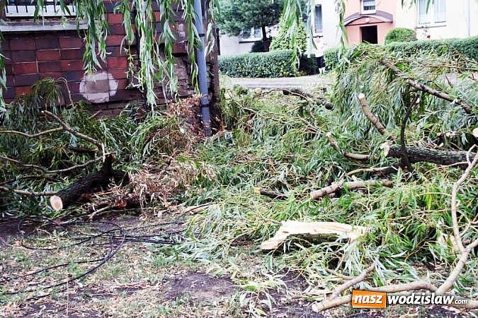 Zdjęcie w galerii na portalu naszwodzislaw.com: Nawałnica zerwała dach jednej z rydułtowskich kamienic! wiadomości z regionu