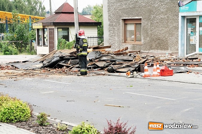 Zdjęcie w galerii na portalu naszwodzislaw.com: Nawałnica zerwała dach jednej z rydułtowskich kamienic! wiadomości z regionu