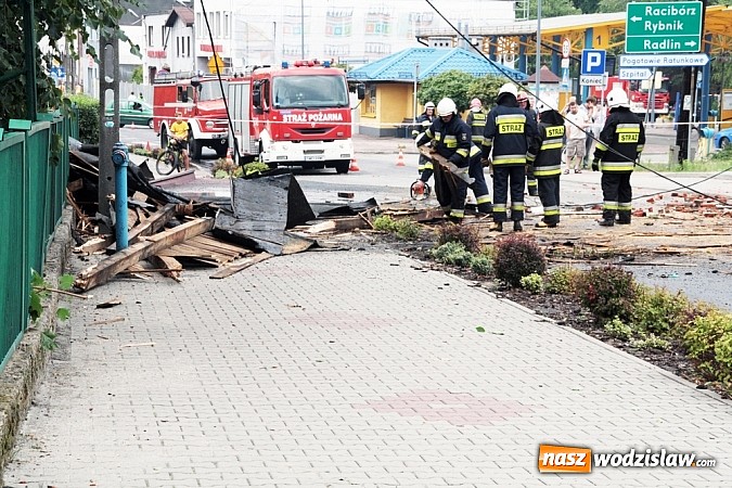 Zdjęcie w galerii na portalu naszwodzislaw.com: Nawałnica zerwała dach jednej z rydułtowskich kamienic! wiadomości z regionu