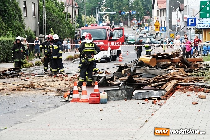 Zdjęcie w galerii na portalu naszwodzislaw.com: Nawałnica zerwała dach jednej z rydułtowskich kamienic! wiadomości z regionu