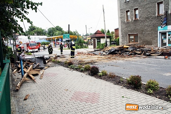 Zdjęcie w galerii na portalu naszwodzislaw.com: Nawałnica zerwała dach jednej z rydułtowskich kamienic! wiadomości z regionu