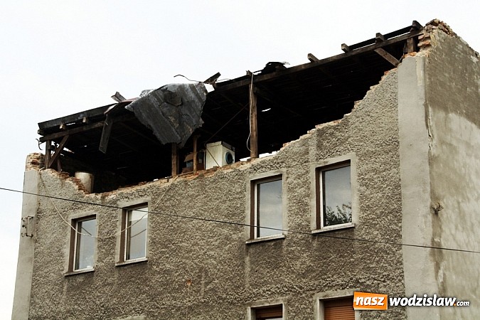 Zdjęcie w galerii na portalu naszwodzislaw.com: Nawałnica zerwała dach jednej z rydułtowskich kamienic! wiadomości z regionu