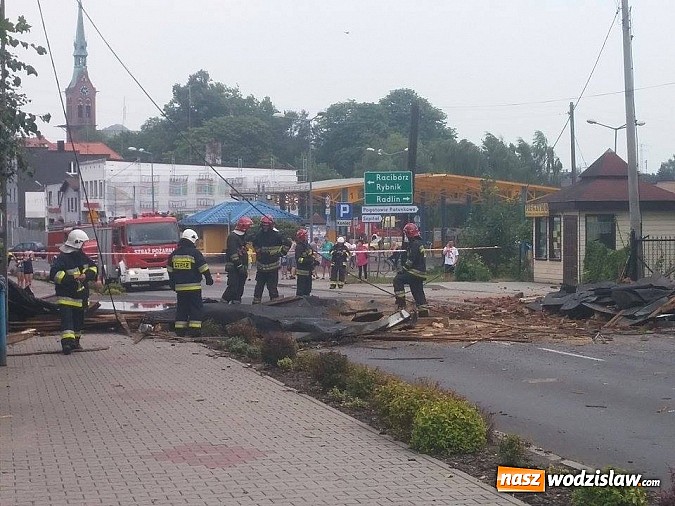 Zdjęcie w galerii na portalu naszwodzislaw.com: Nawałnica zerwała dach jednej z rydułtowskich kamienic! wiadomości z regionu