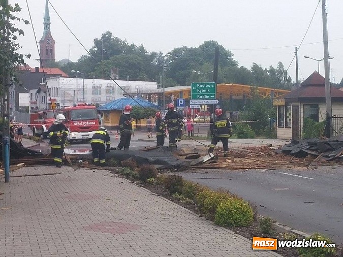Zdjęcie w galerii na portalu naszwodzislaw.com: Nawałnica zerwała dach jednej z rydułtowskich kamienic! wiadomości z regionu