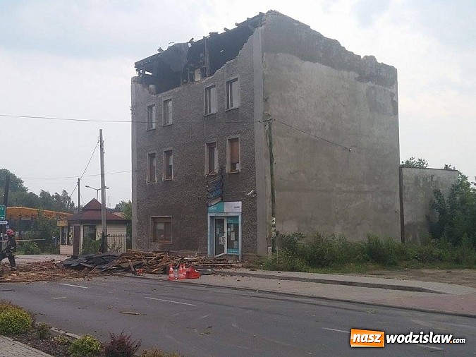 Zdjęcie w galerii na portalu naszwodzislaw.com: Nawałnica zerwała dach jednej z rydułtowskich kamienic! wiadomości z regionu