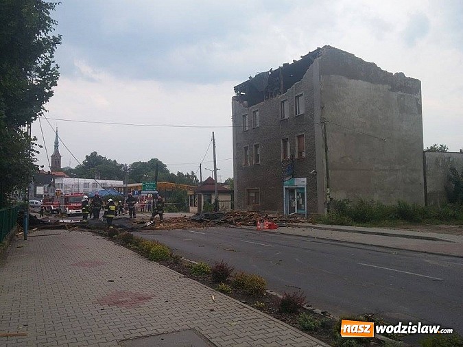 Zdjęcie w galerii na portalu naszwodzislaw.com: Nawałnica zerwała dach jednej z rydułtowskich kamienic! wiadomości z regionu