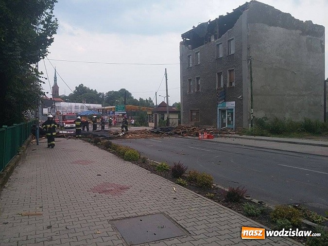 Zdjęcie w galerii na portalu naszwodzislaw.com: Nawałnica zerwała dach jednej z rydułtowskich kamienic! wiadomości z regionu