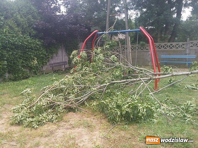 Zdjęcie w galerii na portalu naszwodzislaw.com: Nawałnica zerwała dach jednej z rydułtowskich kamienic! wiadomości z regionu