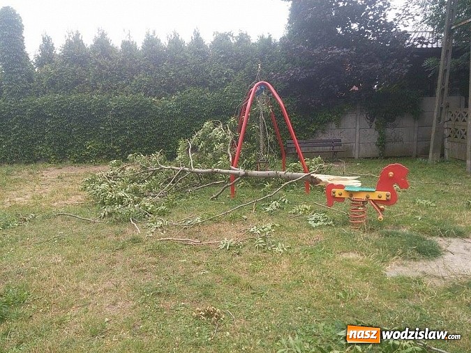 Zdjęcie w galerii na portalu naszwodzislaw.com: Nawałnica zerwała dach jednej z rydułtowskich kamienic! wiadomości z regionu