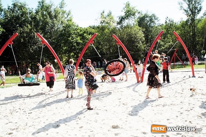 Zdjęcie w galerii na portalu naszwodzislaw.com: Mieszkańcy Wodzisławia wreszcie się doczekali. Dzisiaj uroczyście otwarto Rodzinny Park Rozrywki wiadomości z regionu