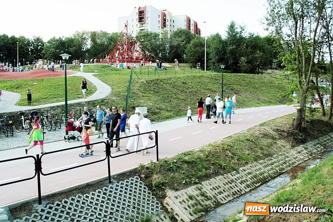 Zdjęcie w galerii na portalu naszwodzislaw.com: Mieszkańcy Wodzisławia wreszcie się doczekali. Dzisiaj uroczyście otwarto Rodzinny Park Rozrywki wiadomości z regionu