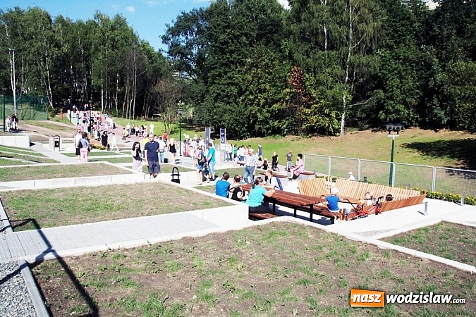 Zdjęcie w galerii na portalu naszwodzislaw.com: Mieszkańcy Wodzisławia wreszcie się doczekali. Dzisiaj uroczyście otwarto Rodzinny Park Rozrywki wiadomości z regionu