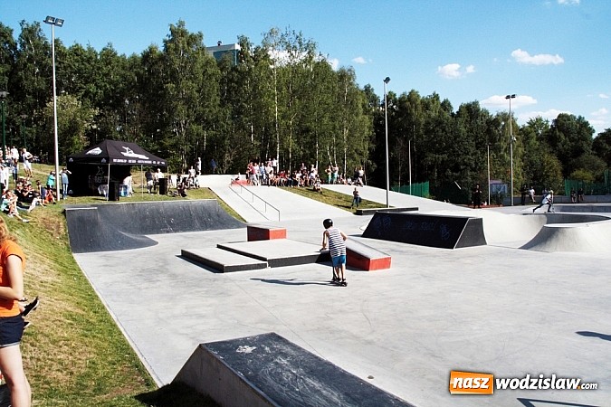 Zdjęcie w galerii na portalu naszwodzislaw.com: Mieszkańcy Wodzisławia wreszcie się doczekali. Dzisiaj uroczyście otwarto Rodzinny Park Rozrywki wiadomości z regionu