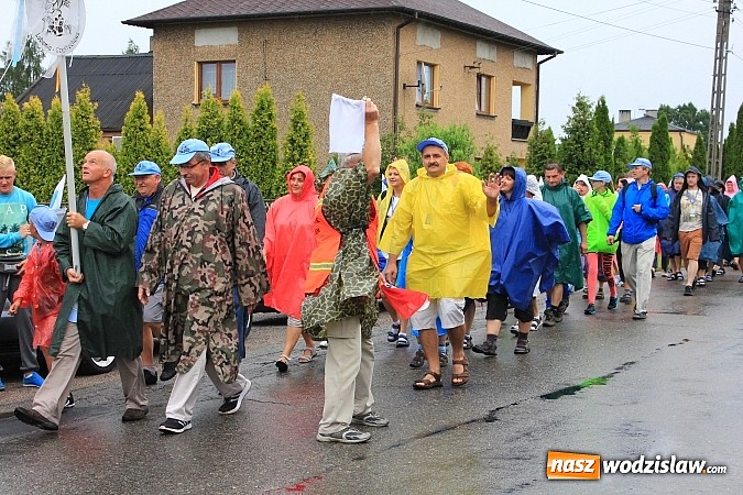 Zdjęcie w galerii na portalu naszwodzislaw.com: Pielgrzymi z Lubomi już w drodze na Jasną Górę wiadomości z regionu