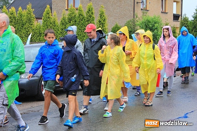 Zdjęcie w galerii na portalu naszwodzislaw.com: Pielgrzymi z Lubomi już w drodze na Jasną Górę wiadomości z regionu