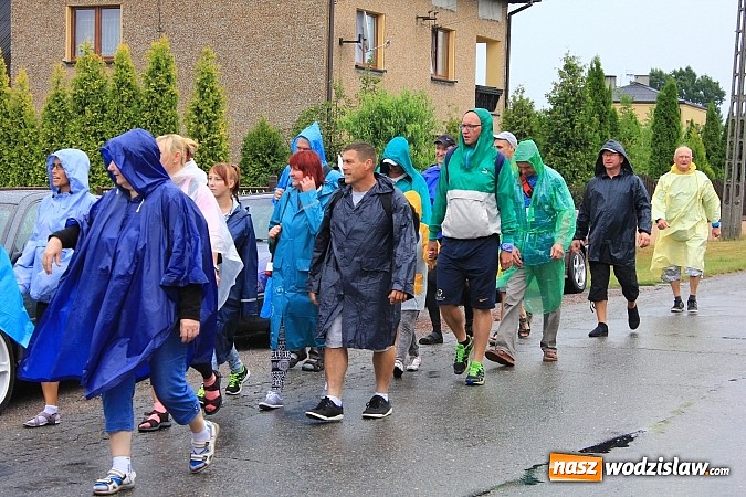Zdjęcie w galerii na portalu naszwodzislaw.com: Pielgrzymi z Lubomi już w drodze na Jasną Górę wiadomości z regionu