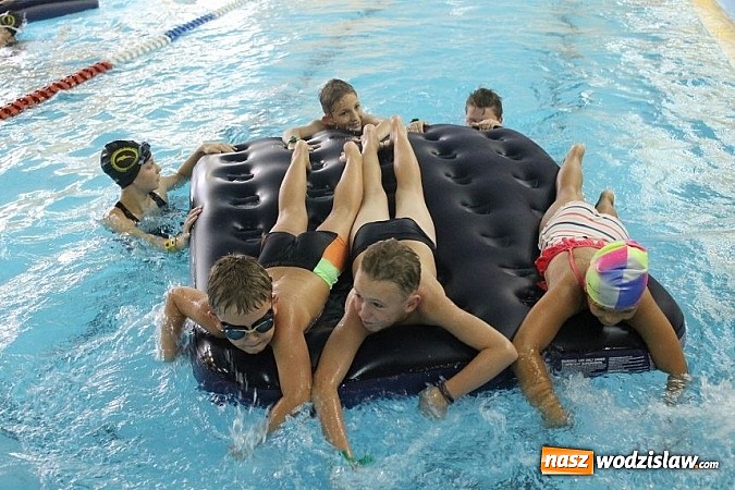 Zdjęcie w galerii na portalu naszwodzislaw.com: II Dzień Sportu i Aktywnego Wypoczynku - szaleństwa na basenie w Połomi wiadomości z regionu