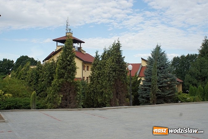 Zdjęcie w galerii na portalu naszwodzislaw.com: Przybyło 25 nowych miejsc parkingowych przy szkole w Połomi  wiadomości z regionu