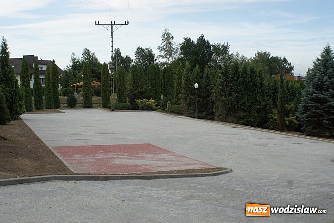 Zdjęcie w galerii na portalu naszwodzislaw.com: Przybyło 25 nowych miejsc parkingowych przy szkole w Połomi  wiadomości z regionu