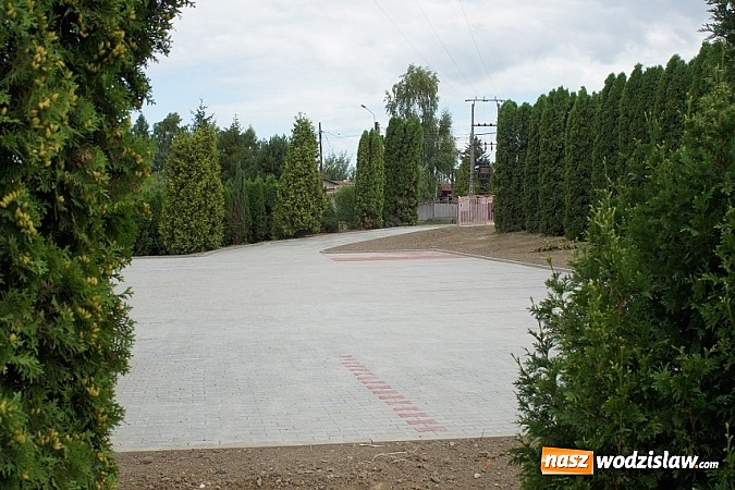 Zdjęcie w galerii na portalu naszwodzislaw.com: Przybyło 25 nowych miejsc parkingowych przy szkole w Połomi  wiadomości z regionu