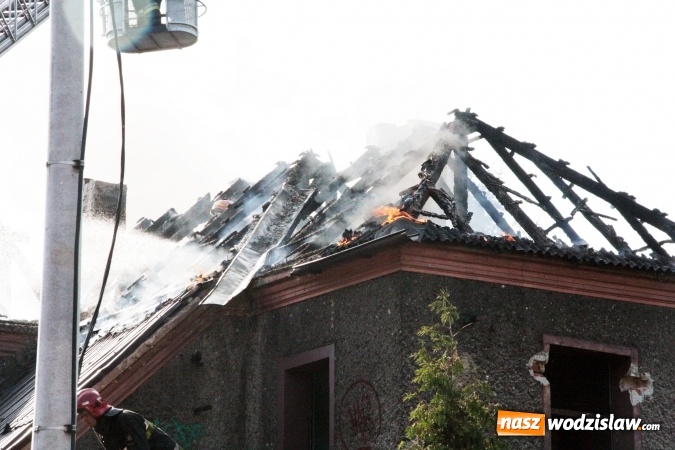 Zdjęcie w galerii na portalu naszwodzislaw.com: Pożar dachu jednego z budynków przy ul. Krętej wiadomości z regionu