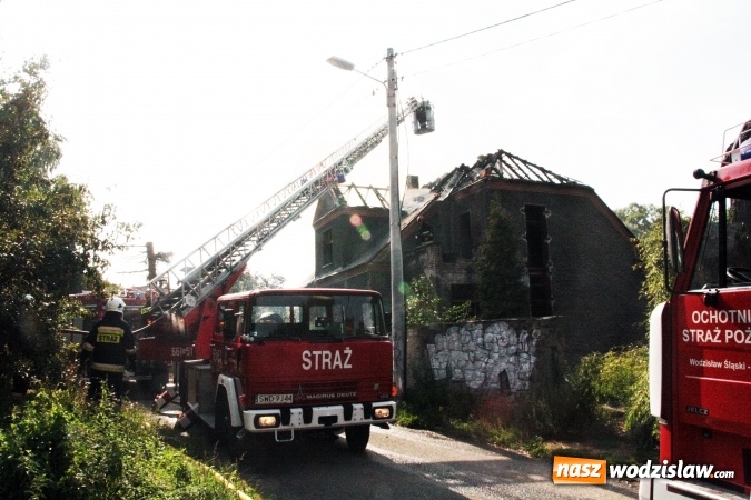Zdjęcie w galerii na portalu naszwodzislaw.com: Pożar dachu jednego z budynków przy ul. Krętej wiadomości z regionu